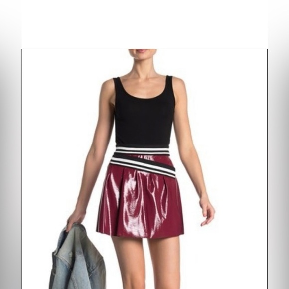 BCBGeneration Patent Faux Leather Pleated Mini Varsity Maroon Skirt Sz 6 K-Pop - Picture 5 of 10